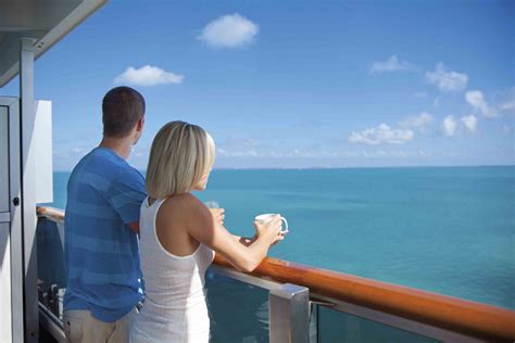 Love Cruise vs. Land Vacation: Which is the Better Choice for Romance?